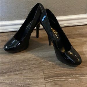 Black 5 inch pumps